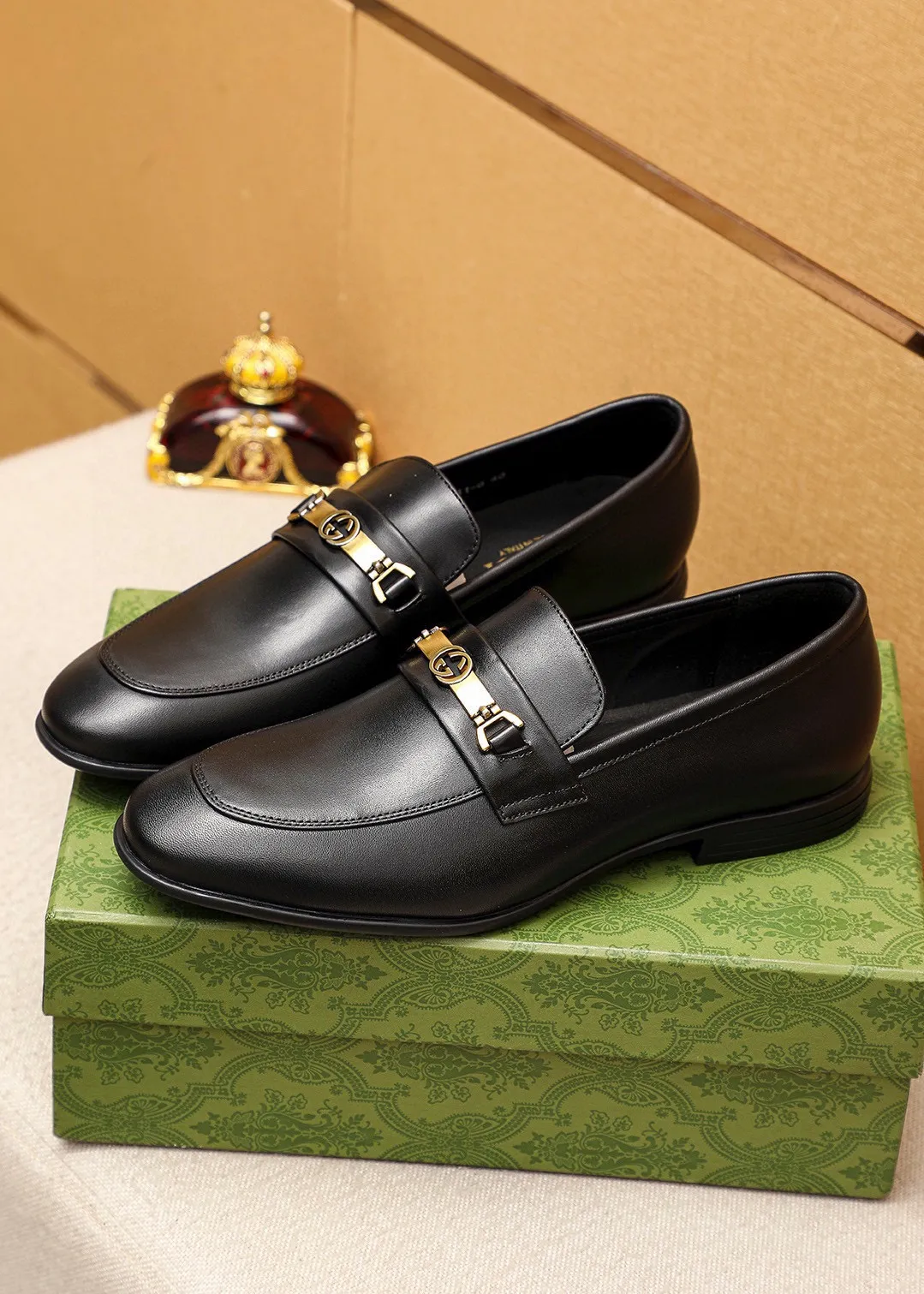 Men's shoes 💰460 💐 Product trademark: GUCCI "Gucci" casual leather shoes Regular size: 39-45 (38.45🉑️customized) Product materials: Selected imported first-layer calfskin upper + luxury hardware buckle, imported cowhide leather lining. Strong three-dimensional visual effect, rubber outsole Color: 1⃣️color optional
